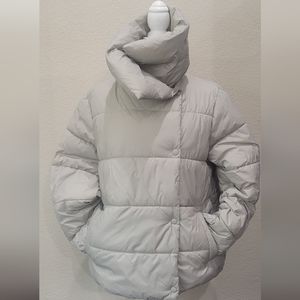 Lightweight yet warm Banana Republic puffer jacket in Stone/Selenite. Size- med
